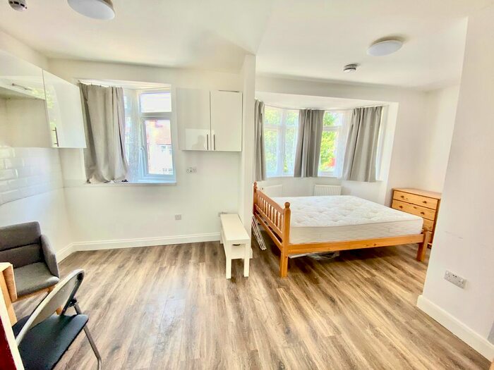 Studio To Rent In Devon Close, Perivale, UB6