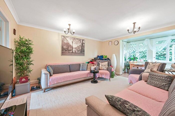 2 Bedroom Flat To Rent In Holden Road, Woodside Park, London, N12