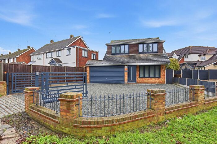 3 Bedroom Detached House To Rent In Tye Common Road, Billericay, CM12