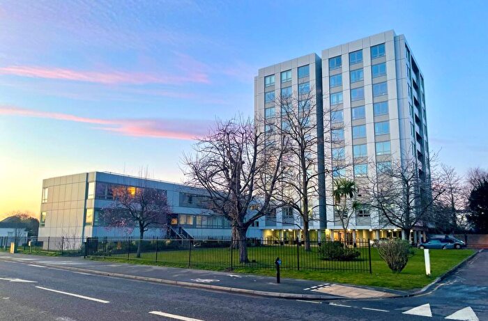 2 Bedroom Apartment For Sale In Wellington Close, Walton-on-Thames, KT12