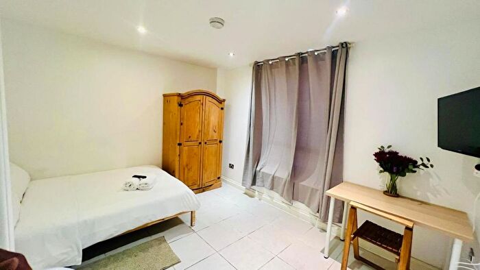 3 Bedroom Flat To Rent In Sutton Street, London, E1