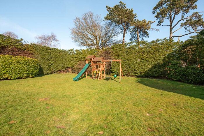 4 Bedroom Detached House For Sale In Manor Farm Close, Stone, Aylesbury, Buckinghamshire, HP17