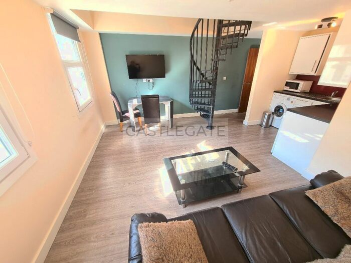 1 Bedroom Flat To Rent In New Street, Huddersfield, HD1