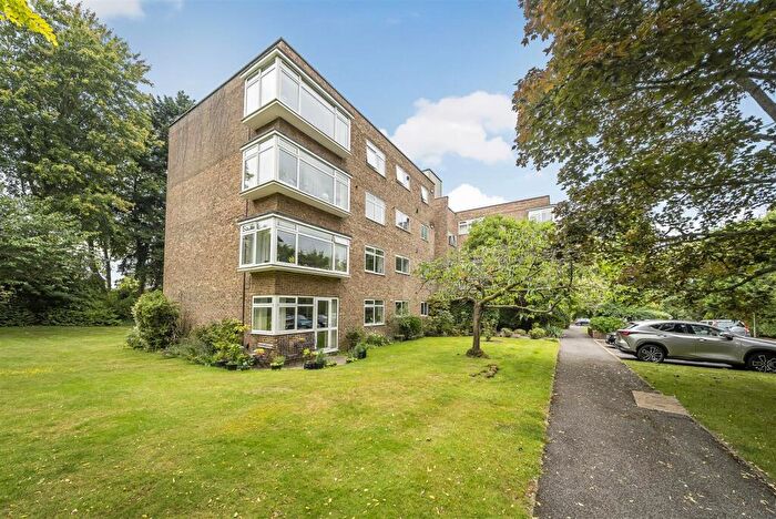 2 Bedroom Flat For Sale In Buckingham Close, Guildford, GU1