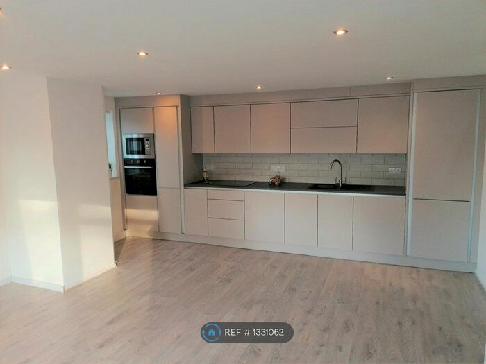 2 Bedroom Flat To Rent In Lodge Court, Stockport, SK4