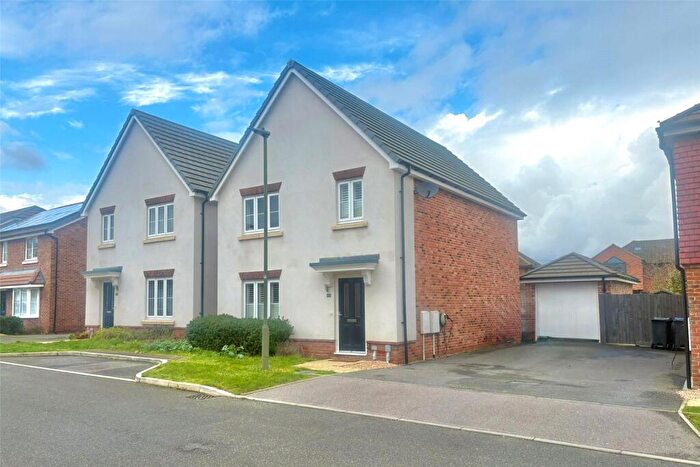 4 Bedroom Detached House For Sale In Bartlett Avenue, Badshot Lea, Farnham, Surrey, GU9