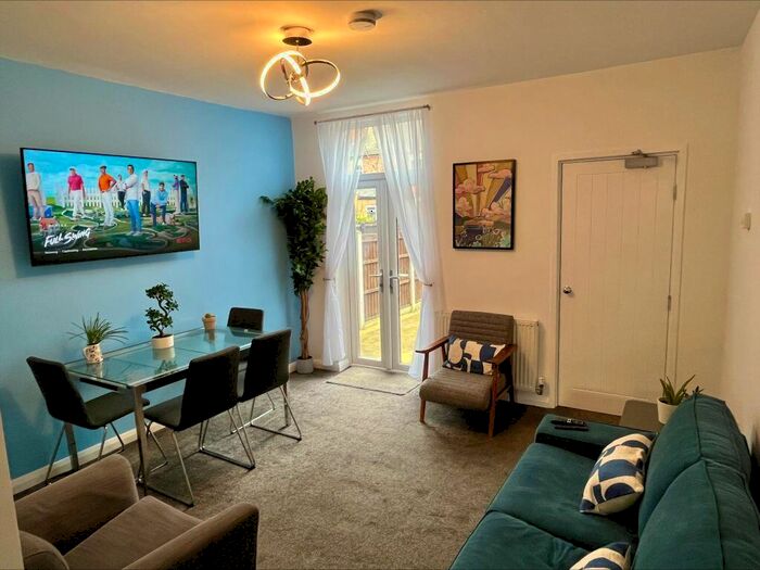 5 Bedroom Semi-Detached House To Rent In Dunkirk, Nottingham, NG7