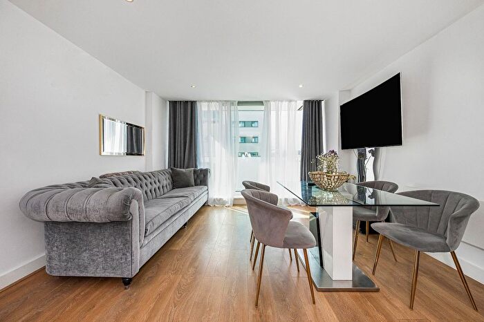 2 Bedroom Flat To Rent In Gallions Road, Windward Court, E16