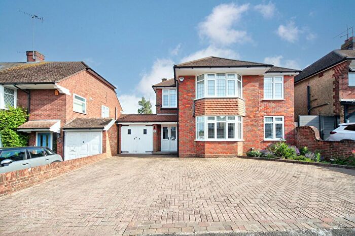 4 Bedroom Detached House For Sale In Graham Gardens, Luton, Bedfordshire, LU3