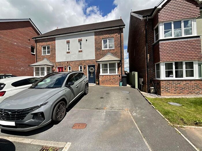 3 Bedroom Town House For Sale In Parc Pencae, Llandybie, Ammanford, SA18