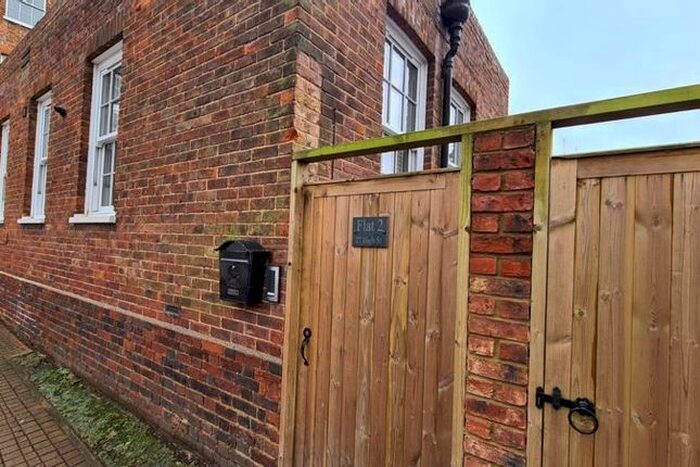 2 Bedroom Flat To Rent In High Street, High Wycombe HP11