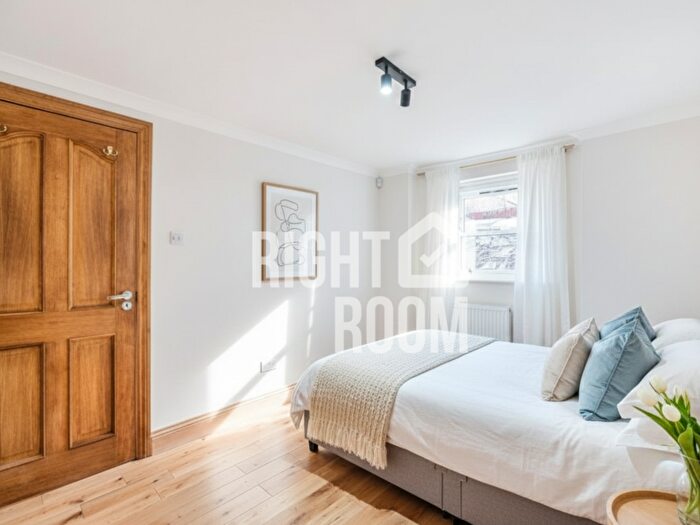 3 Bedroom Flat To Rent In Bedroom, Cathcart Hill, London, N19