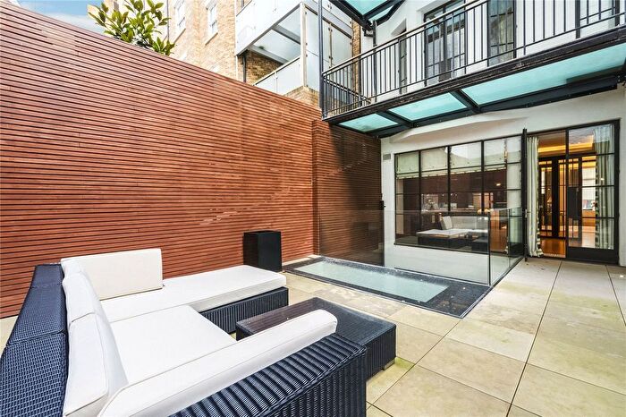 3 Bedroom Flat To Rent In Portland Place, South Marylebone, W1B