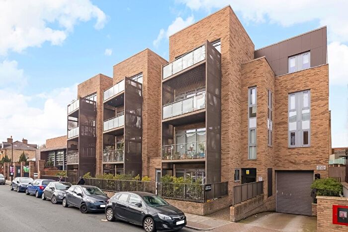 2 Bedroom Flat For Sale In Crystal Palace Road, London, SE22