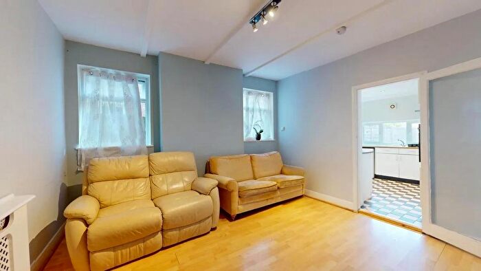 2 Bedroom Flat To Rent In Acton, W3