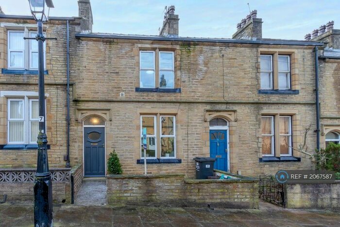 3 Bedroom Terraced House To Rent In Salisbury Place, Halifax, HX3