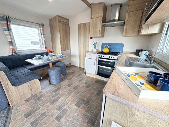 3 Bedroom Mobile/park Home For Sale In Hook Lane, Warsash, Southampton, SO31