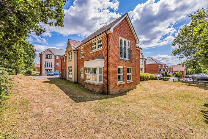 2 Bedroom Flat For Sale In Brushwood Grove, Emsworth, PO10