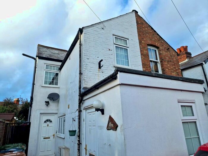 4 Bedroom Semi-Detached House To Rent In Mead Road, Edgware, HA8