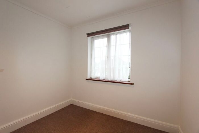 1 Bedroom Semi-Detached House To Rent In Western Avenue, London, NW11
