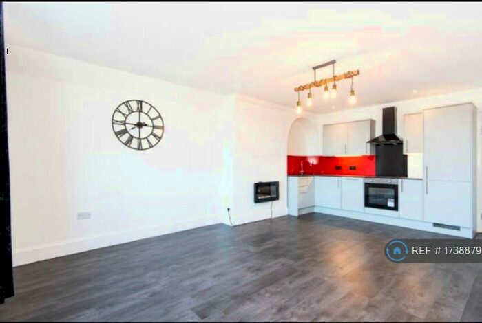 3 Bedroom Flat To Rent In Top Floor (B) Norfolk Road, Littlehampton, BN17
