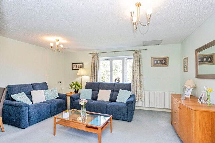 1 Bedroom Flat For Sale In Palmer Avenue, Bushey, WD23