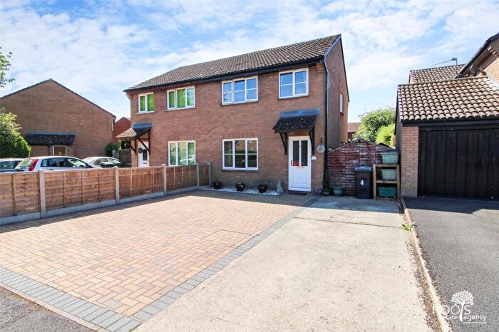 3 Bedroom Semi Detached House For Sale In Braemore Close, Thatcham, Berkshire, RG19