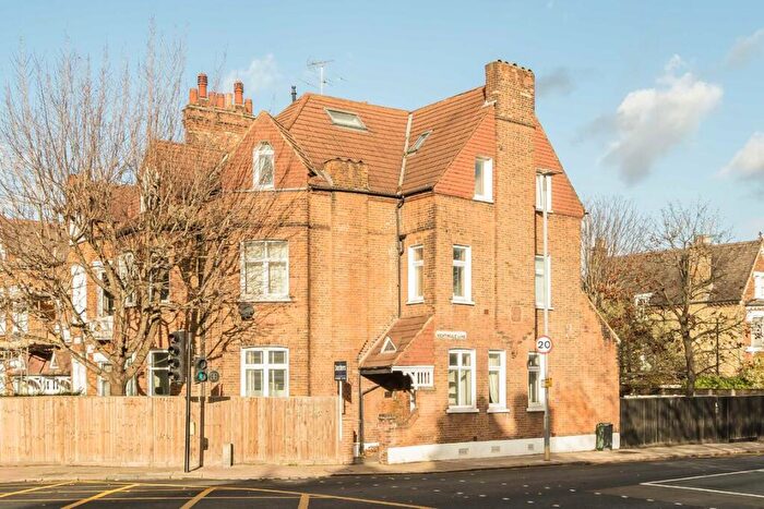 1 Bedroom Flat For Sale In Bolingbroke Grove, Between The Commons, SW11