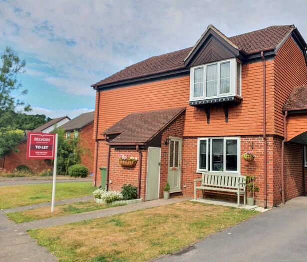 2 Bedroom Flat To Rent In Finch Close, Tadley, RG26