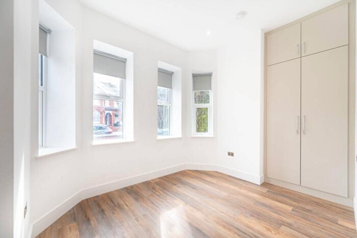 3 Bedroom Flat To Rent In Walm Lane, Willesden Green, London, NW2