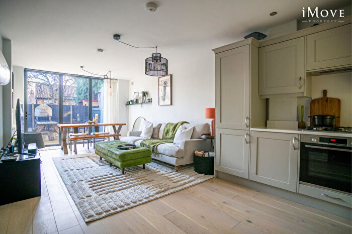 2 Bedroom Flat For Sale In Cintra Park, London, SE19