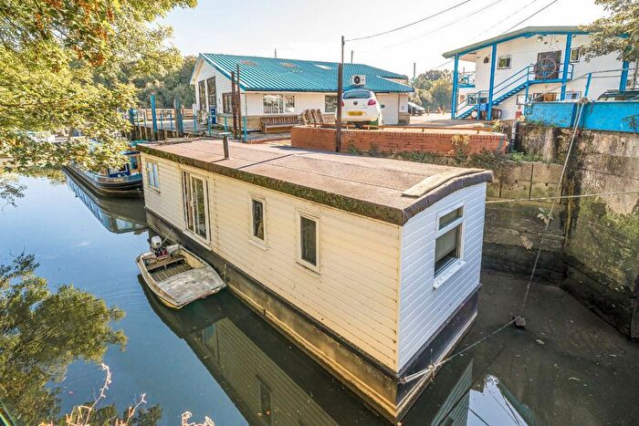 1 Bedroom Houseboat For Sale In Swan Island, Twickenham, TW1