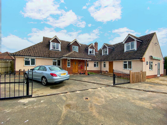 3 Bedroom Semi-Detached House To Rent In St Johns Road, GU14