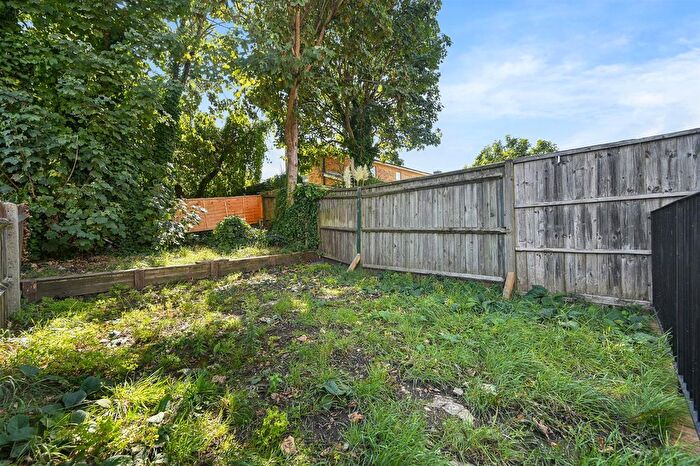 2 Bedroom Flat For Sale In Chaucer Road, London, W3