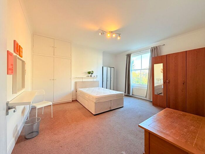 2 Bedroom Flat To Rent In Warwick Gardens, Kensington, London, W14