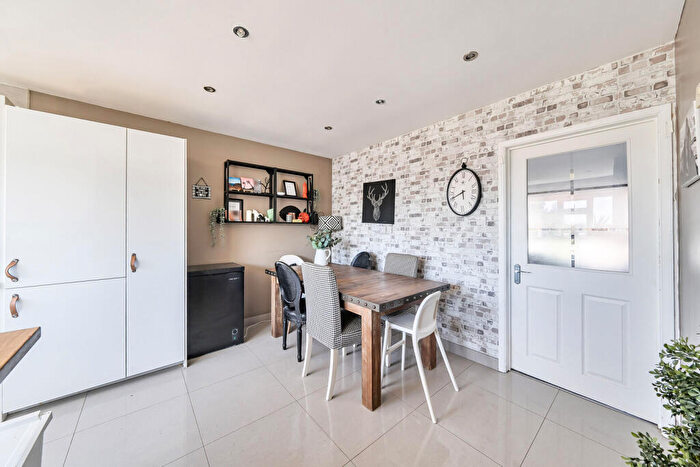 4 Bedroom Terraced House For Sale In Mays Lane, Barnet, EN5