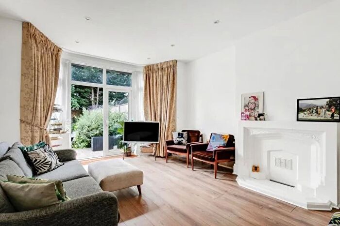 3 Bedroom Flat To Rent In Hoop Lane, London, NW11