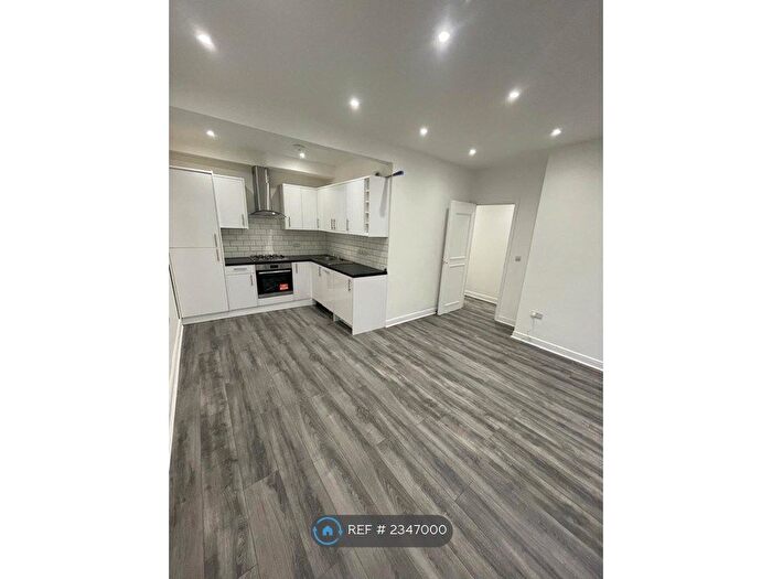 3 Bedroom Flat To Rent In Grand Parade, London, N4