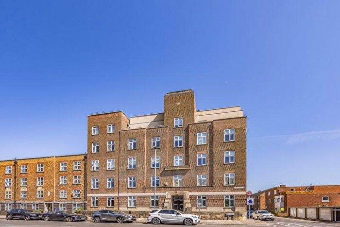 4 Bedroom Flat To Rent In Kings Terrace, Hampshire, PO5