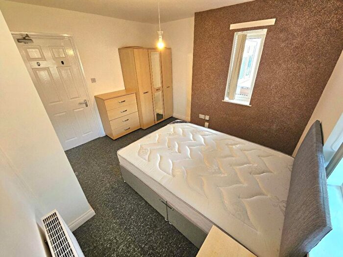 1 Bedroom Flat To Rent In Elsmore Road, Followfield, Manchester, M14