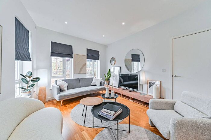 3 Bedroom Maisonette To Rent In Market Yard, Deptford, London, SE8