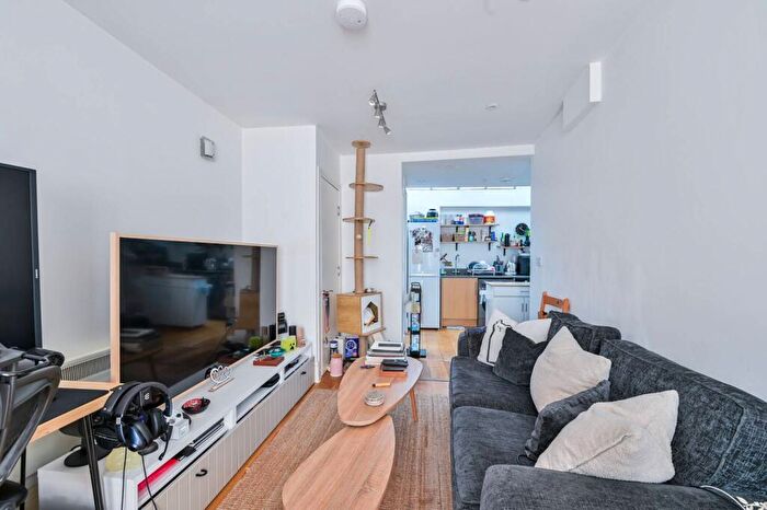 2 Bedroom Flat To Rent In Draymans Mews, Peckham Rye, London, SE15