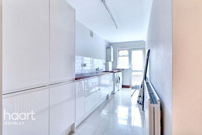 5 Bedroom Detached House For Sale In Lavender Avenue, London, NW9