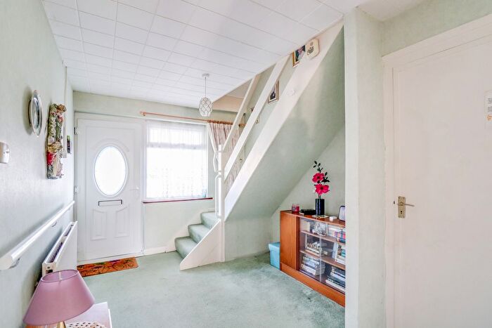 2 Bedroom Chalet For Sale In Lewes Way, Benfleet, SS7