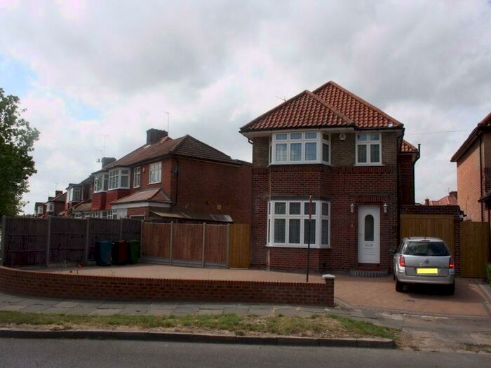 3 Bedroom Detached House To Rent In Crowshott Avenue, Stanmore, HA7