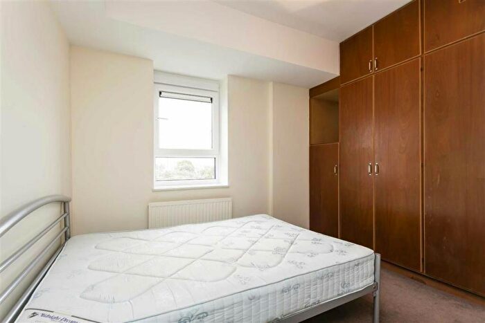 2 Bedroom Flat To Rent In Bethnal Green Road, City View House, E2