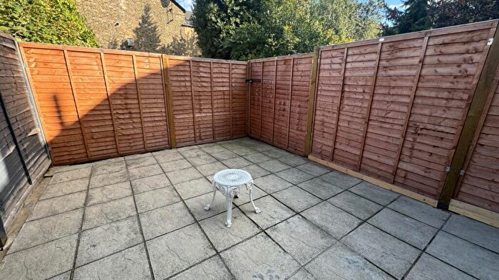 Flat To Rent In Church Lane, Haringey, N8