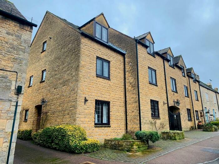 3 Bedroom Town House To Rent In Parkland Mews, Stow-on-the-Wold, GL54