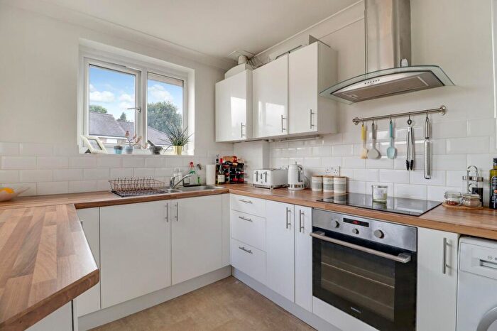 1 Bedroom Flat For Sale In Wolsey Grove, Esher, KT10