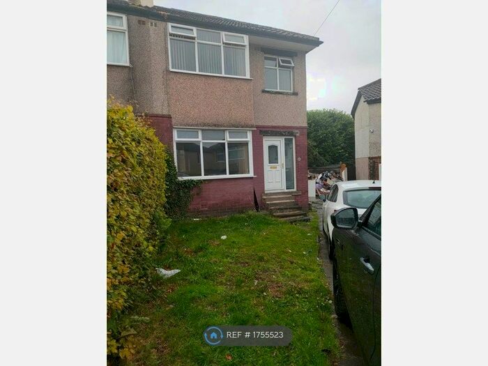 3 Bedroom Semi-Detached House To Rent In Brantwood Grove, Bradford, BD9